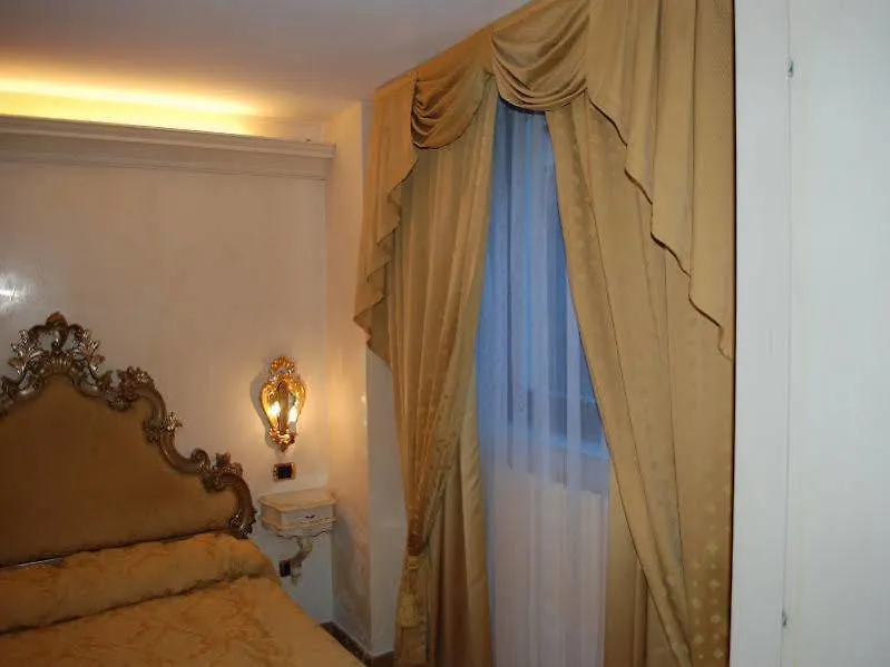 Vecellio Hotel Venice 3*,